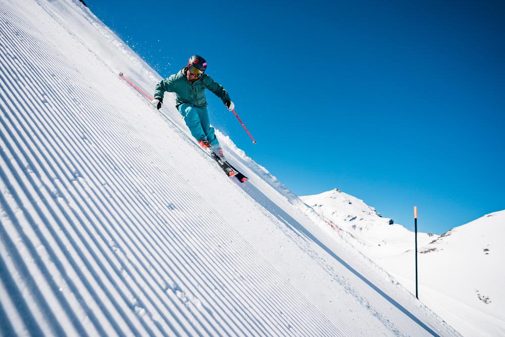 Skifahrer auf der steilsten Piste Direttissima am Schilthorn
