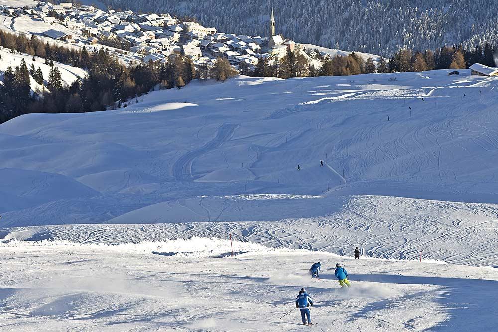 Skifahrer auf einer Piste in Motta Naluns