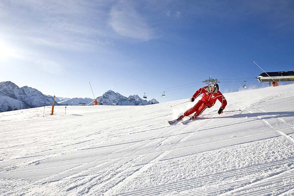 Skifahrer bei der Abfahrt in Motta Naluns