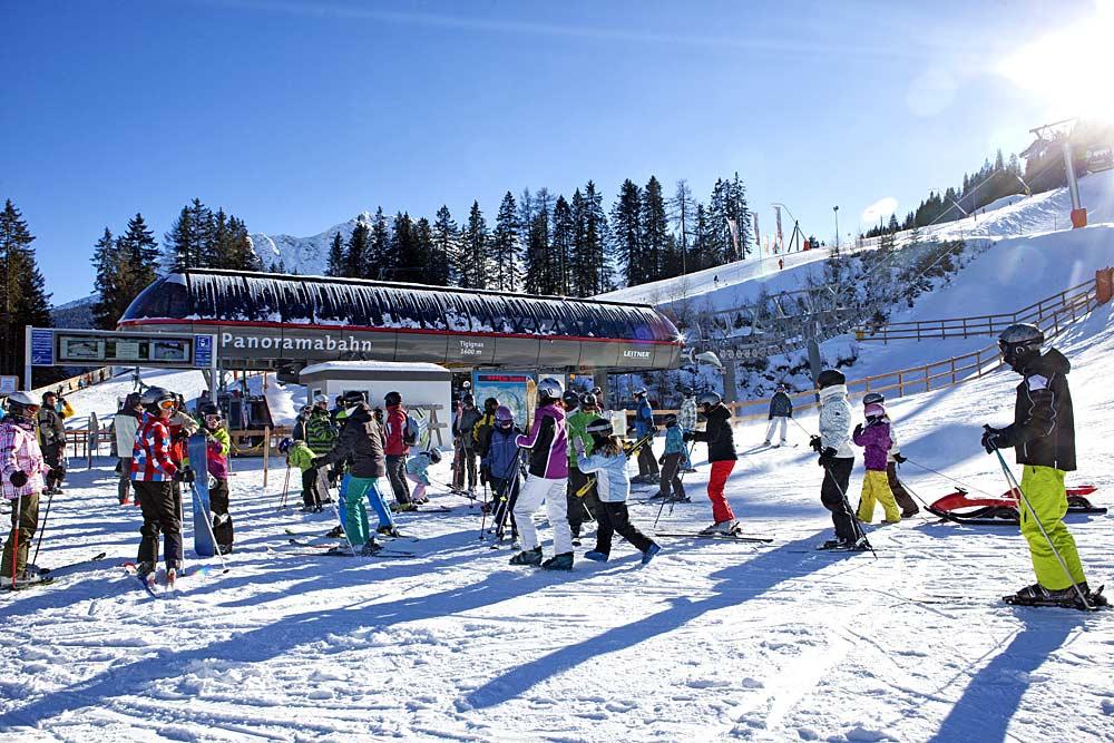 Station der Panoramabahn Savognin mit Skifahrern