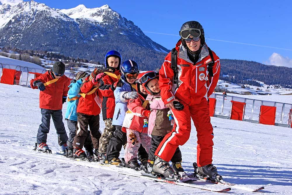 Kinder beim Skikurs in Savognin