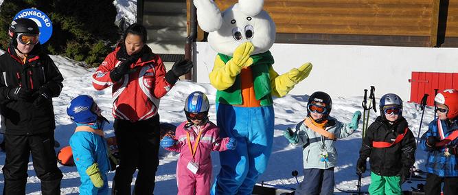 Kinder im Skikurs von Rosswald