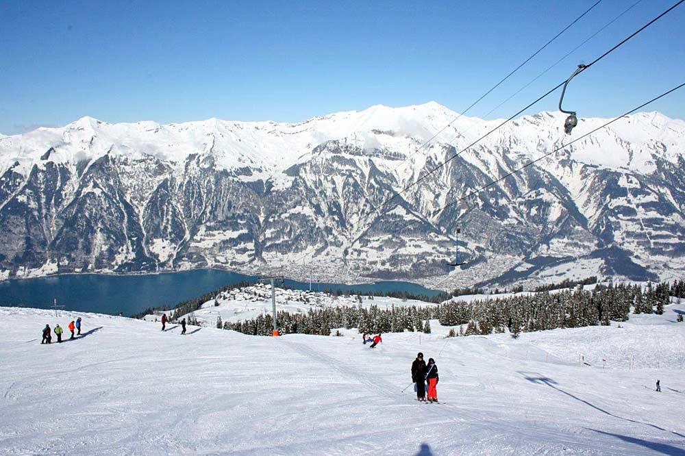 Skifahren auf der Axalp mit Blick auf den Brienzersee