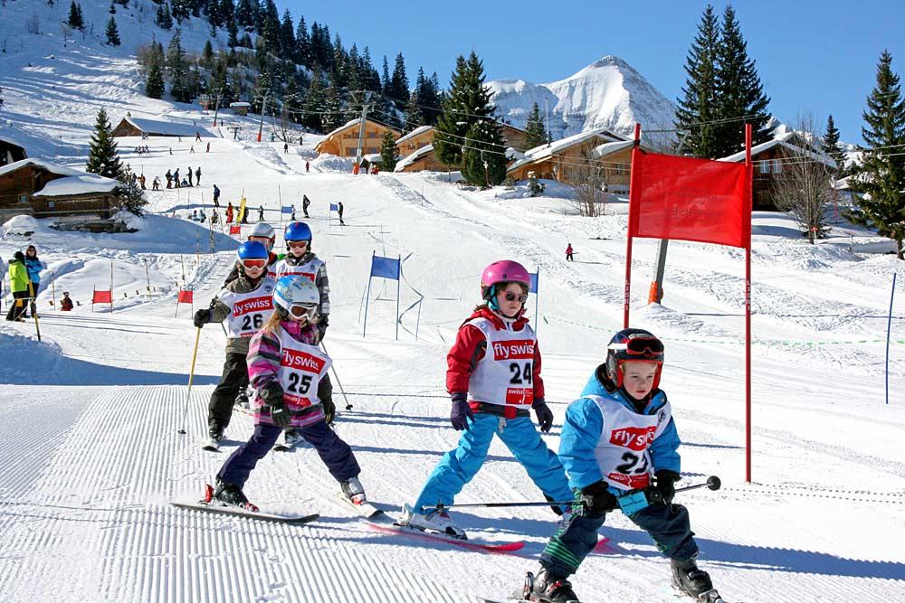 Kinder beim Skikurs auf der Axalp