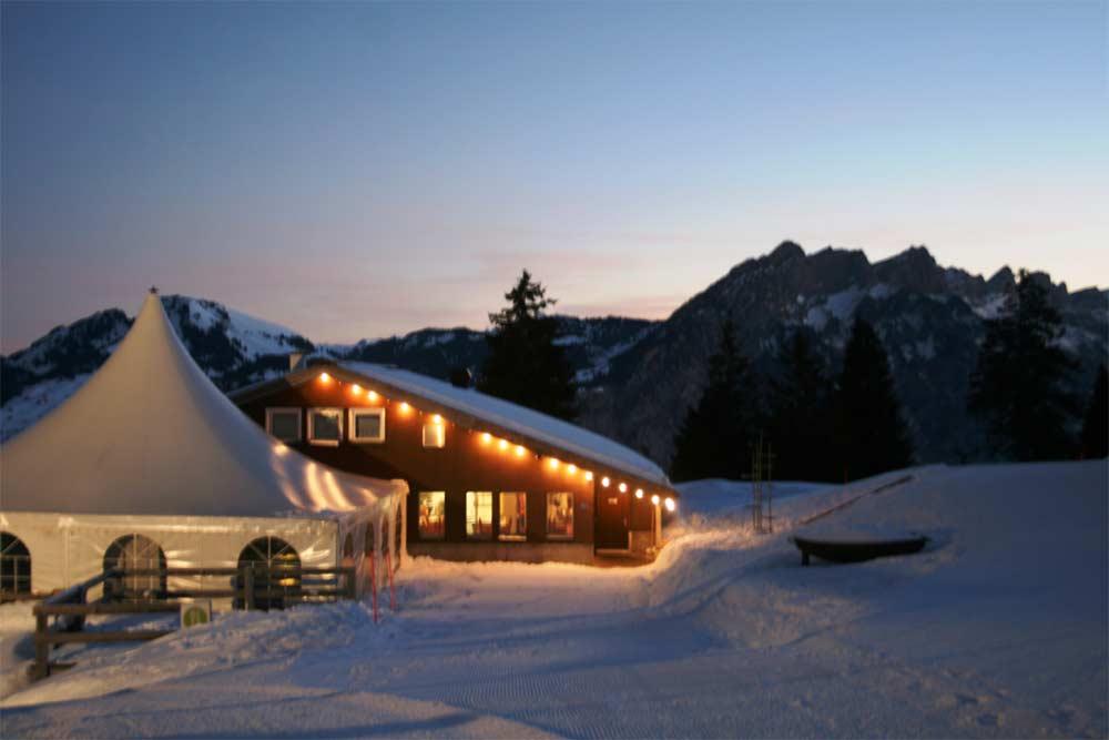 Abendliche Skihütte am Kerenzerberg