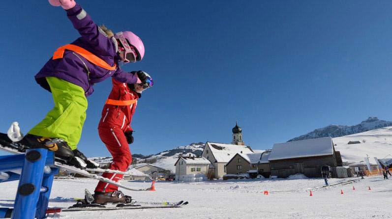 Kind und Skilehrer auf der Ebenalp