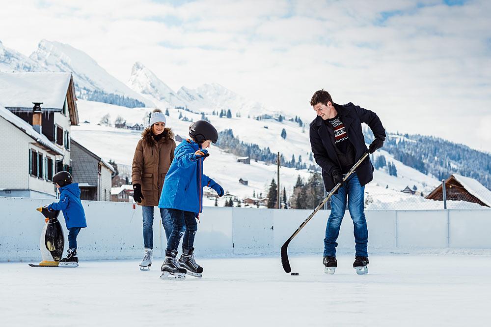 Familie beim Eislaufen und Eishockeyspiel in Wildhaus