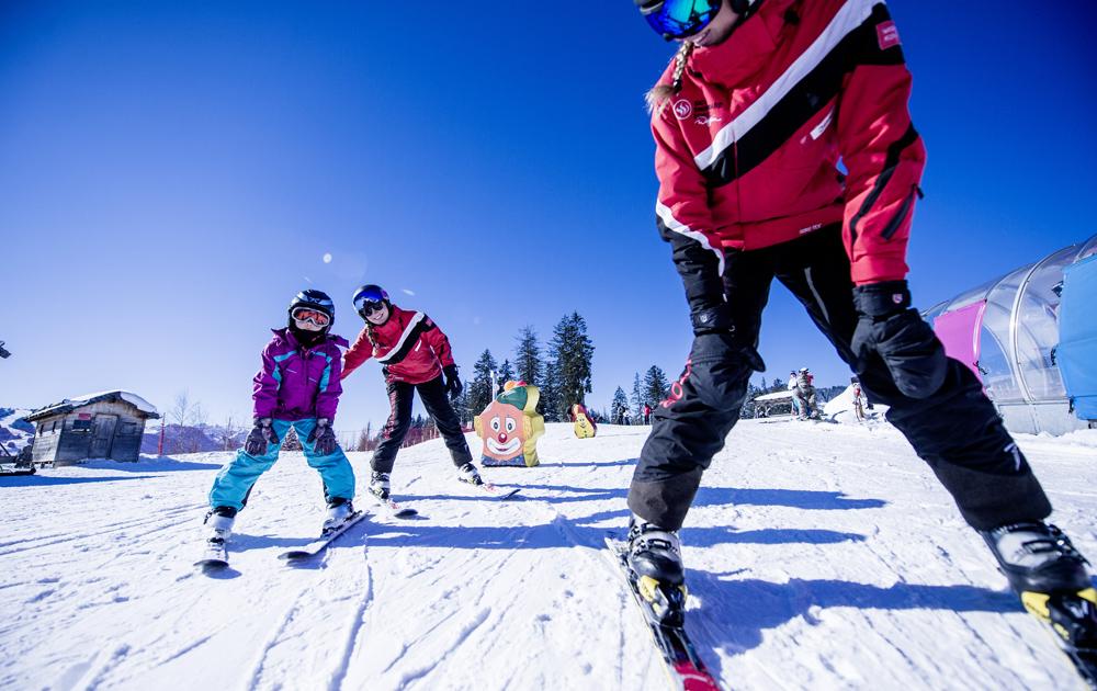 Spielerisch Skifahren lernen in der Sportwelt
