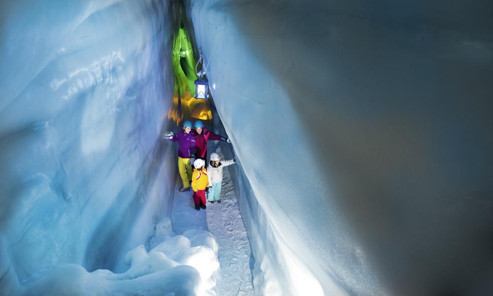 Familie in der Natureishöhle am Hintertuxer Gletscher