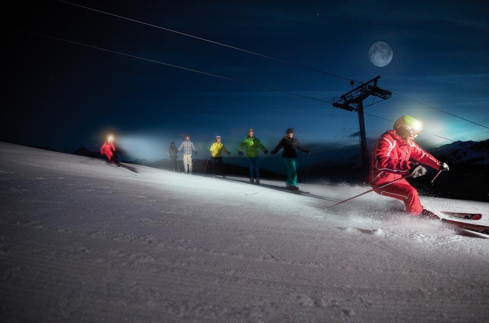 Skifahrer beim Moonlight Skiing in der Zillertal Arena