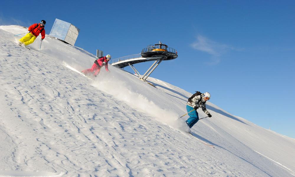 Skifahrer beim Tiefschneefahren in Serfaus-Fiss-Ladis