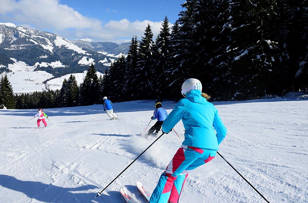 Skifahren mit der ganzen Familie im Skigebiet St. Johann