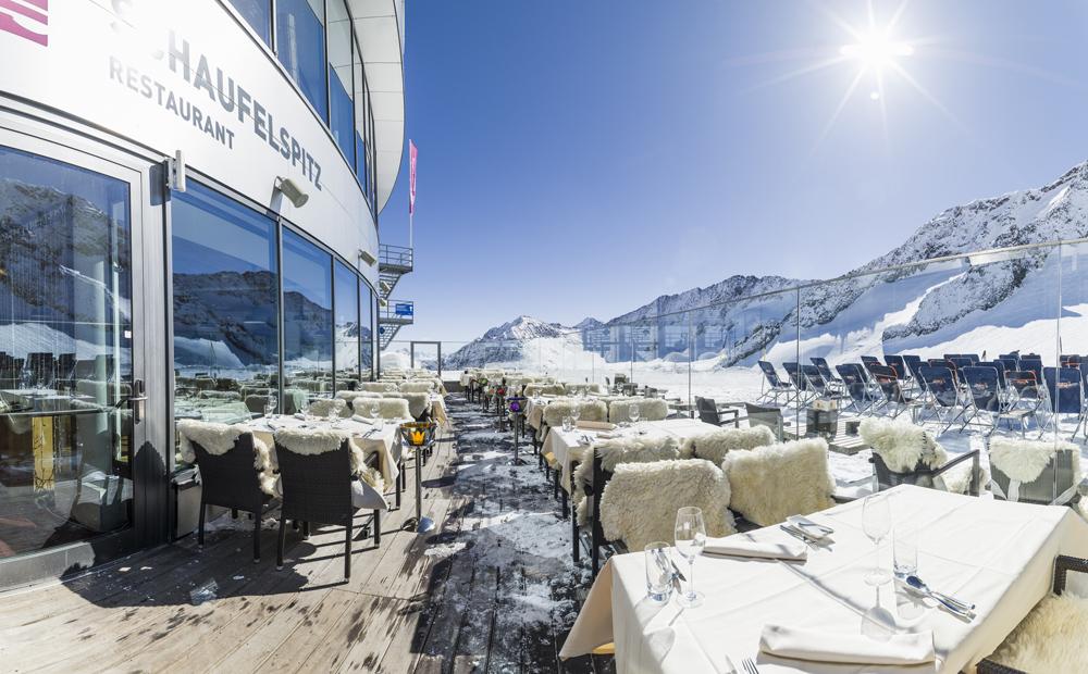 Sonnenterrasse des Schaufelspitz Restaurants am Stubaier Gletscher