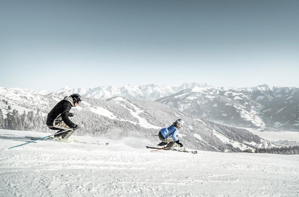 Skifahrer auf der Schmitten mit Seeblick