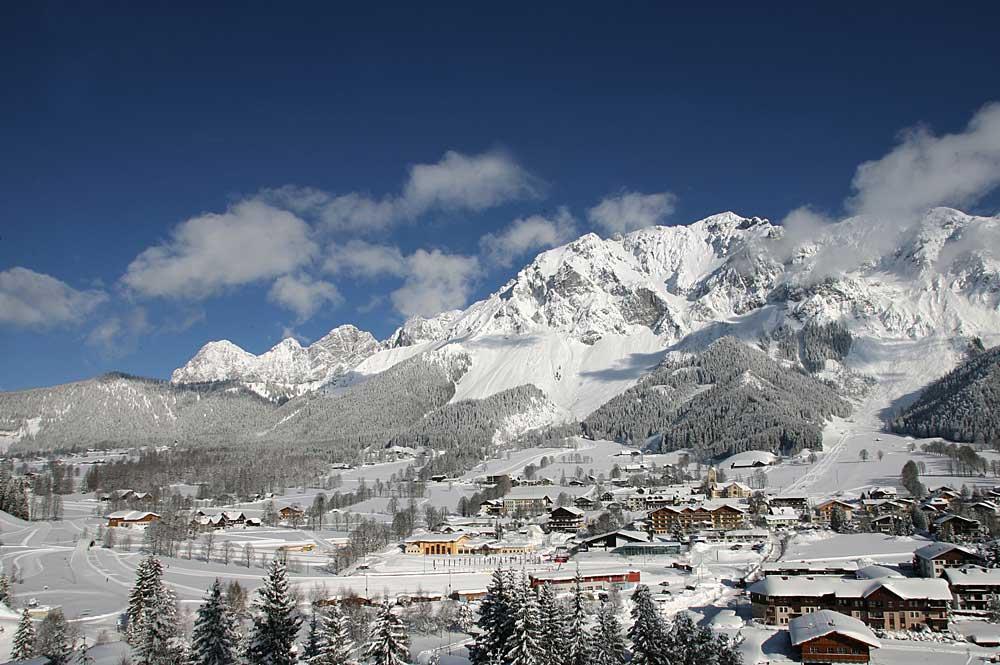 Blick auf Skigebiet und Ort Ramsau am Dachstein