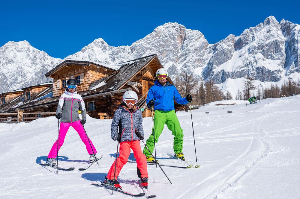 Familie beim Skifahren in Ramsau am Dachstein