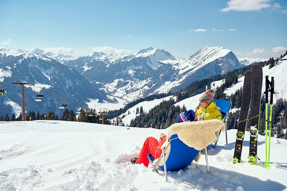 Skifahrer machen Pause in Liegestühlen am Diedamskopf