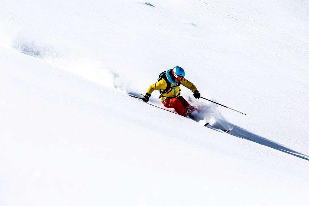 Skifahrer im Tiefschnee in Gargellen