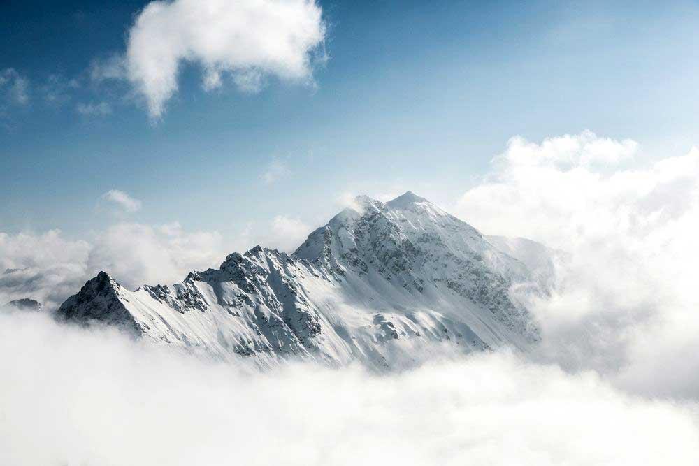 Wolkenverhangene Gipfel der Bergwelt Gargellen