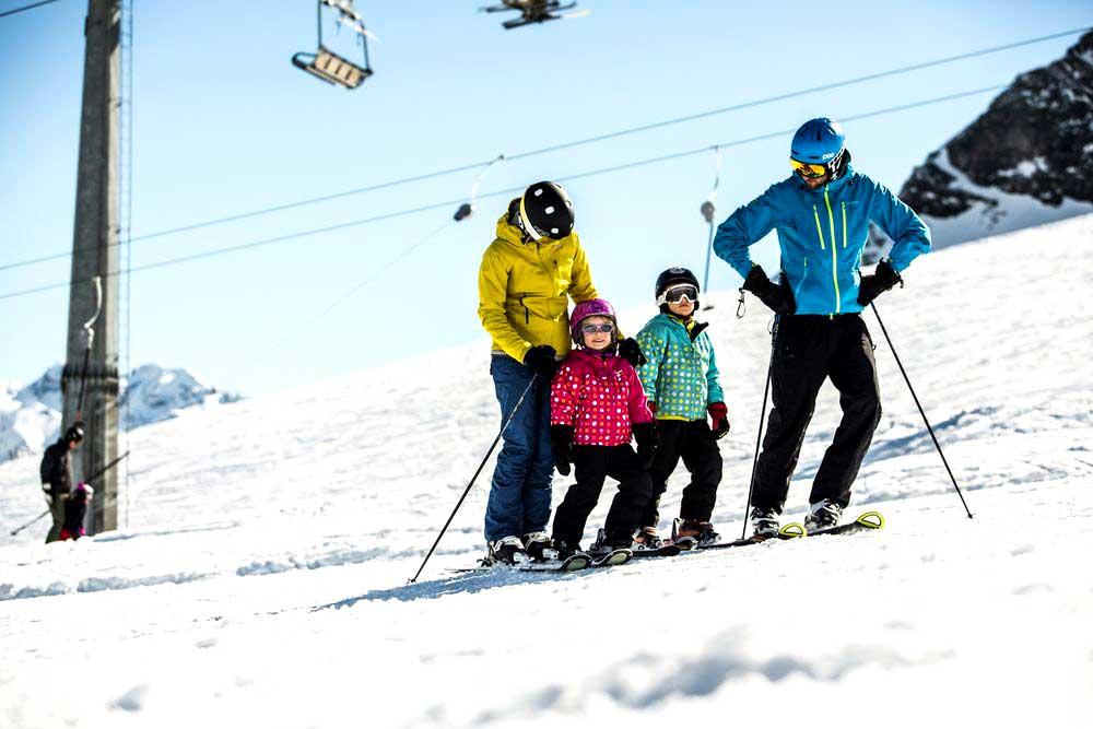 Eltern mit zwei Kindern beim Skifahren in Gargellen