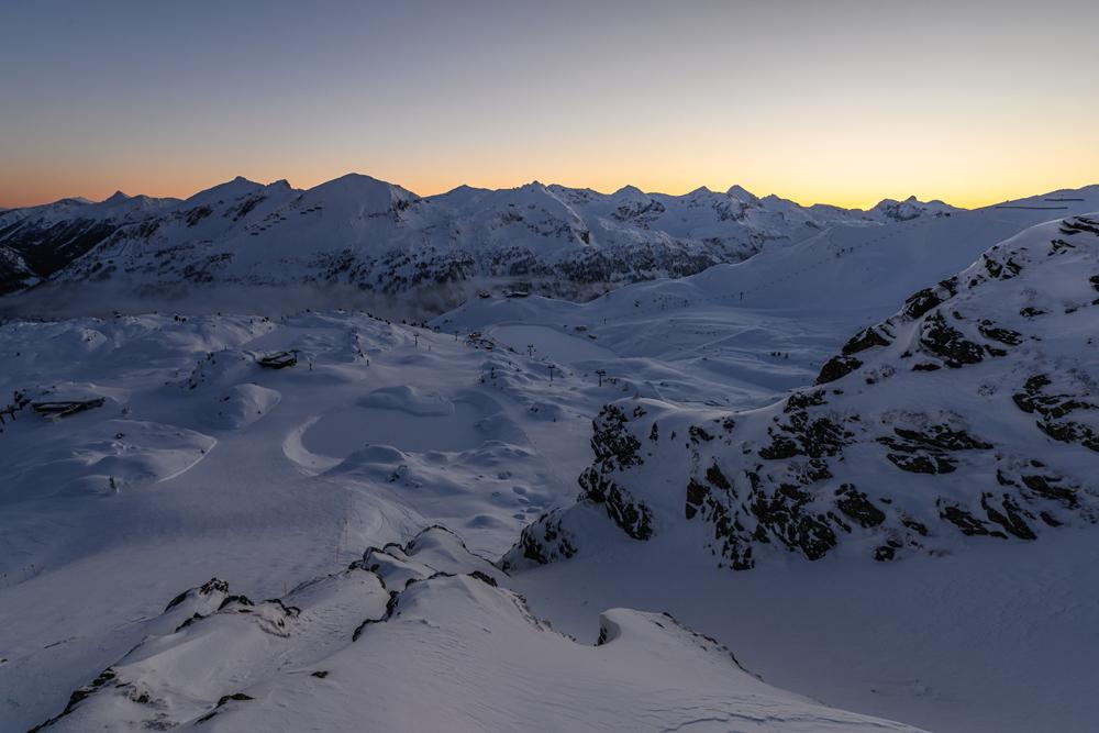Blick über das Skigebiet Obertauern bei Dämmerung