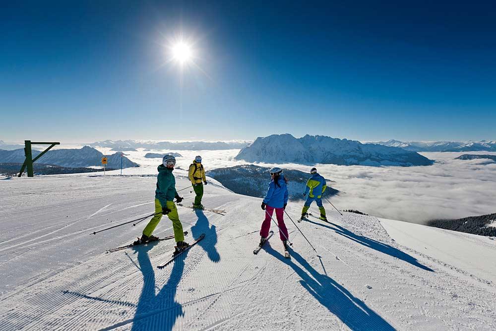 Vier Skifahrer auf einer Piste der Tauplitzalm