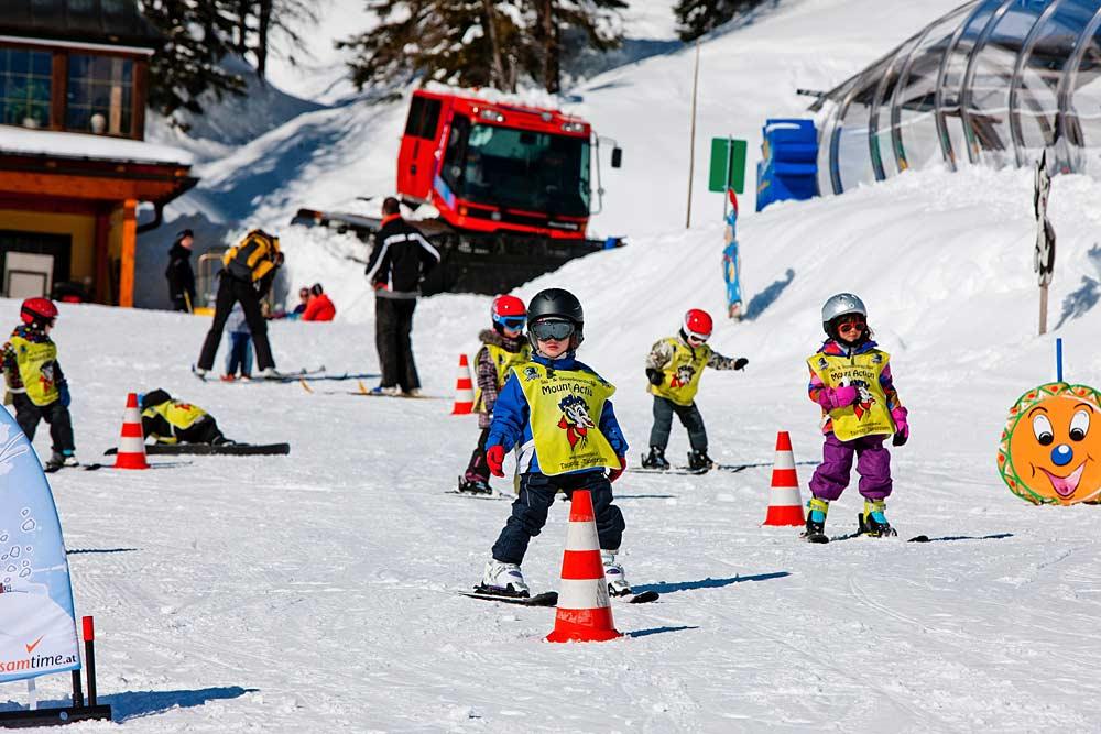 Kinder beim Skifahrtraining im Kinderland Tauplitz