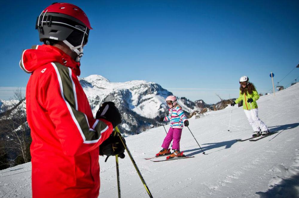 Familie beim Skifahren im Skigebiet Loser-Altaussee