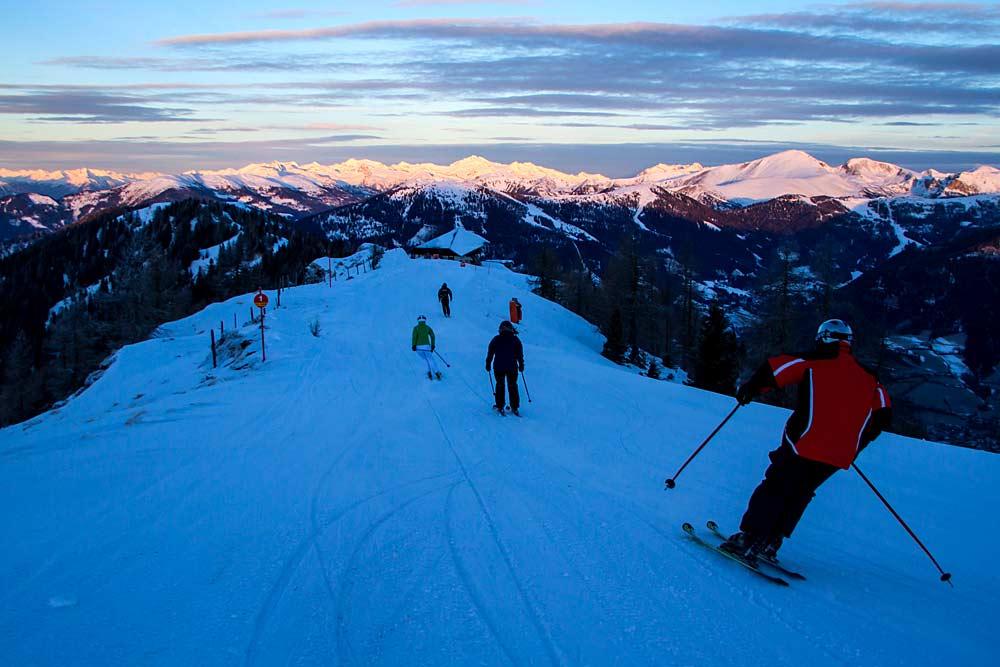 Skifahren am frühen Morgen