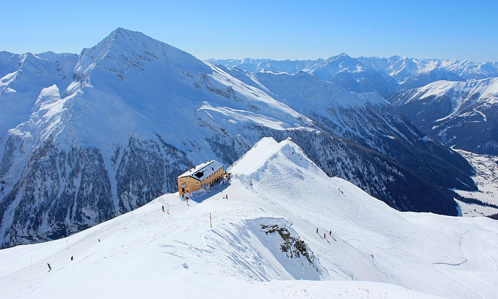 Blick auf eine Berghütte im Skigebiet Ankogel