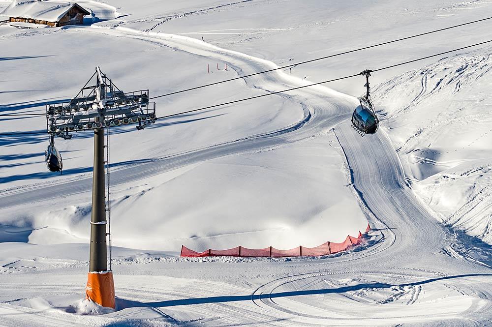 Blick auf Seilbahn und Piste im Skigebiet Almenwelt Lofer