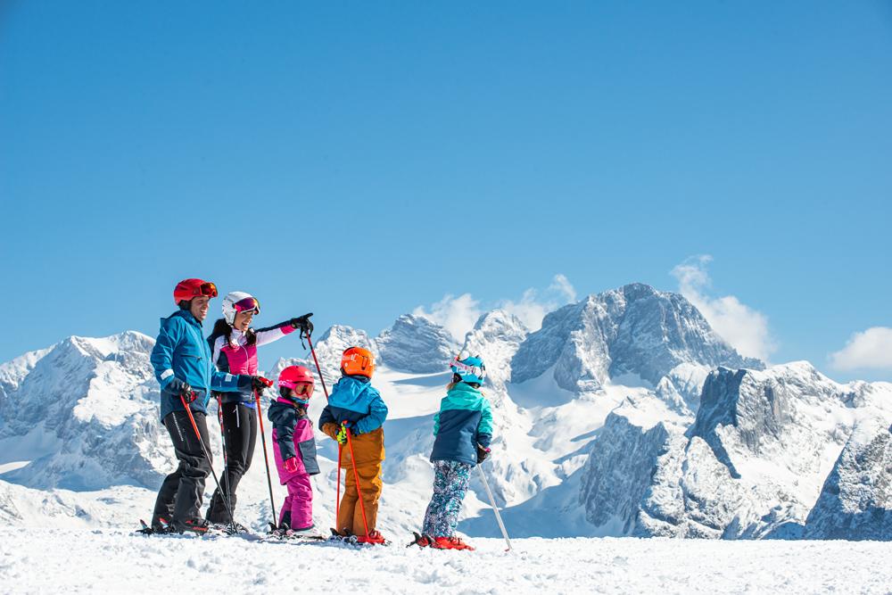 Familie beim Skifahren im Skigebiet Dachstein West