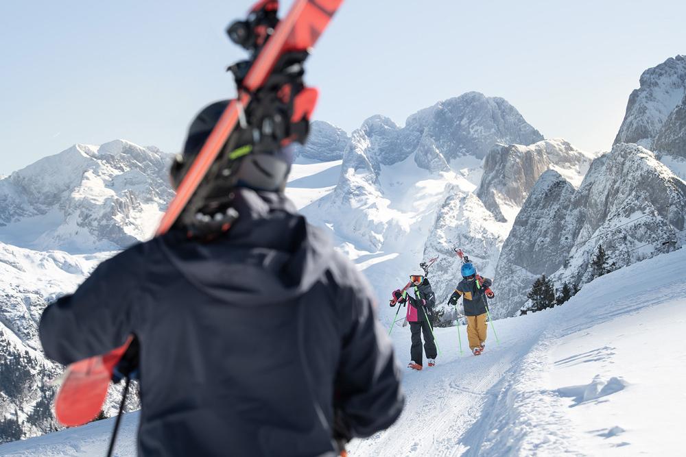 Skifahrer auf dem Weg zur Piste im Skigebiet Dachstein West