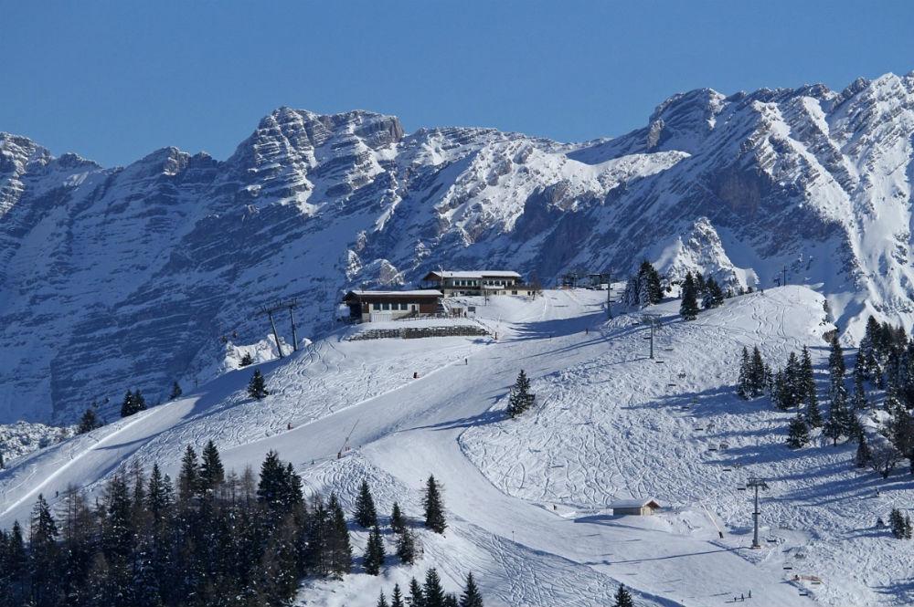 Imposante Winter-Bergkulisse auf der schneesicheren Buchensteinwand