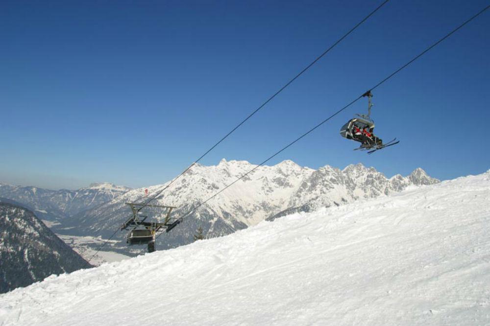 Sessellift im Skigebiet Buchensteinwand