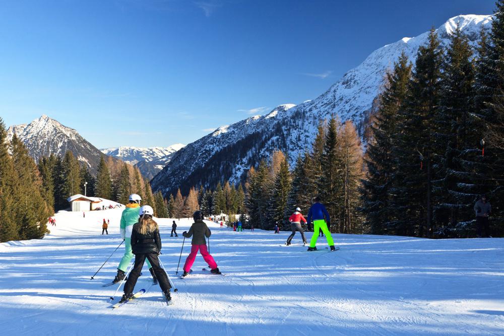 Skifahrer auf der Übungspiste im Skigebiet Pertisau