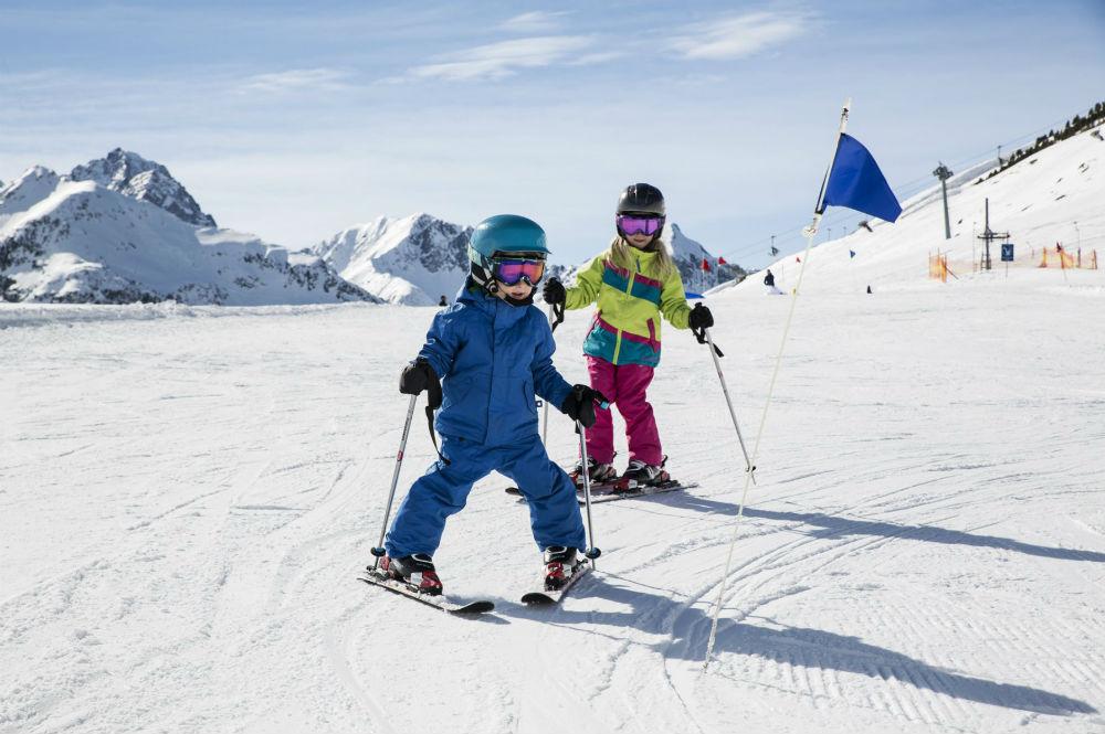 Kinder auf der Piste im Skigebiet Kühtai