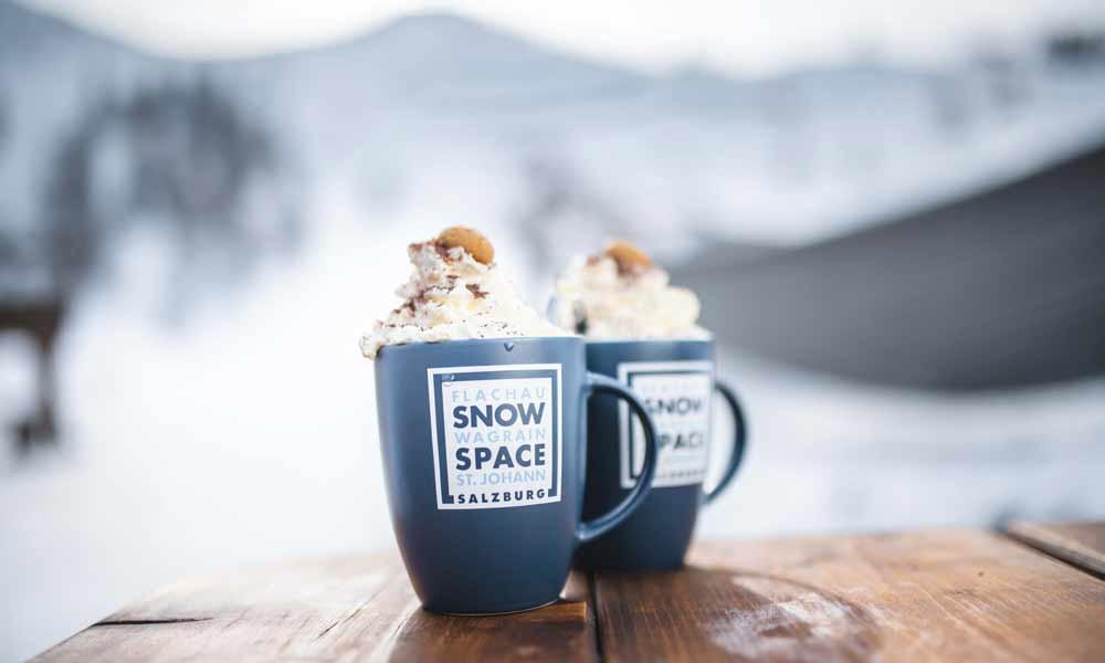 Tassen mit Heißgetränk im Snow Space Salzburg