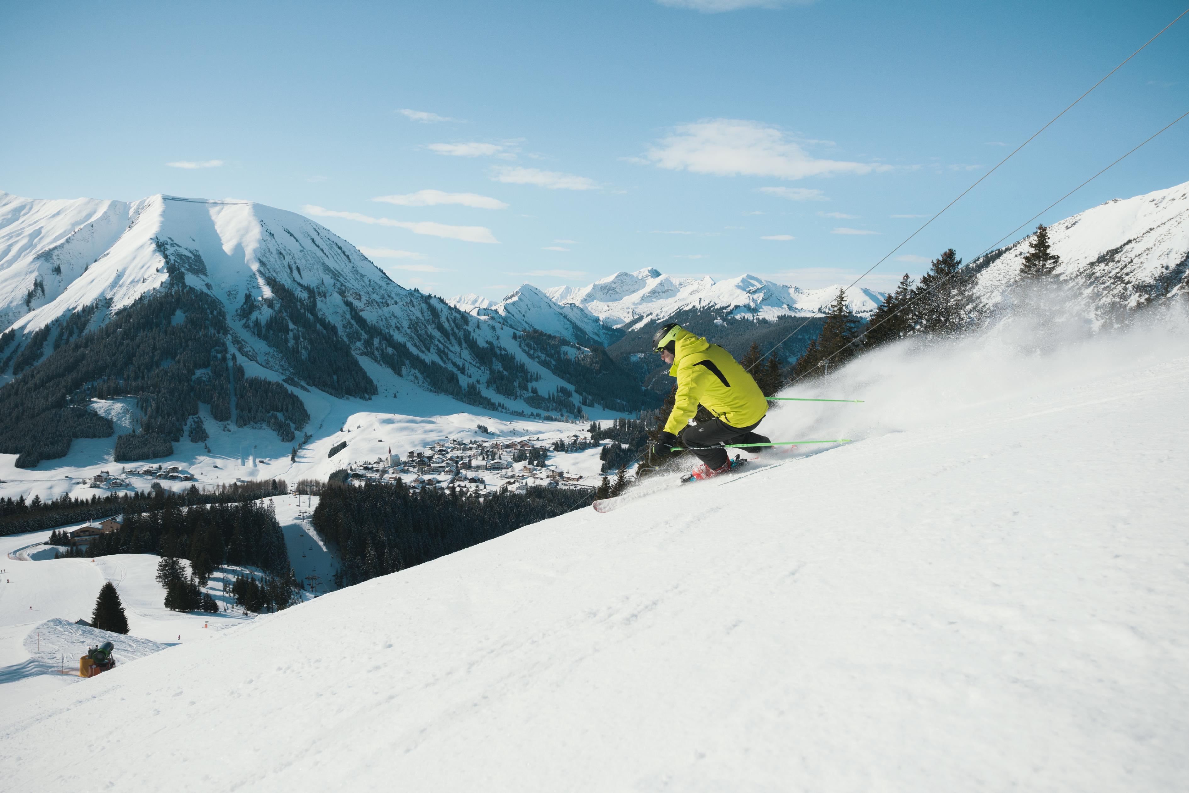 Skifahrer in Berwang vor der Zugspitze