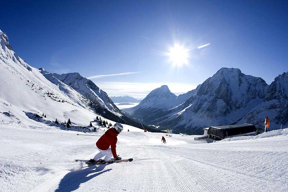 Skifahrer auf der Ehrwalder Alm