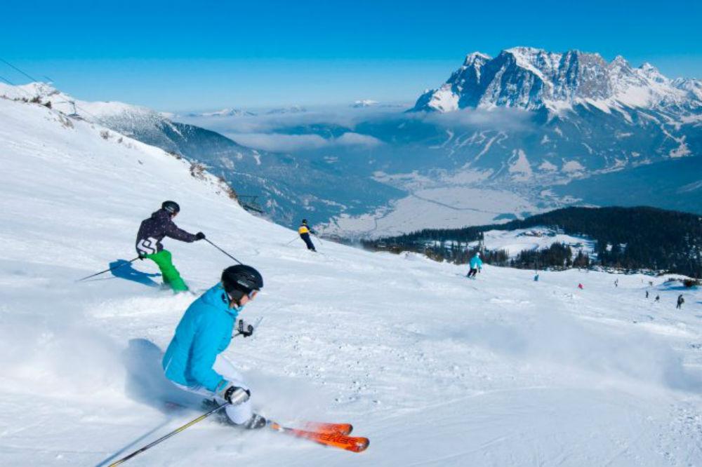 Skifahrer auf der Piste im Skigebiet Lermoos-Grubigstein