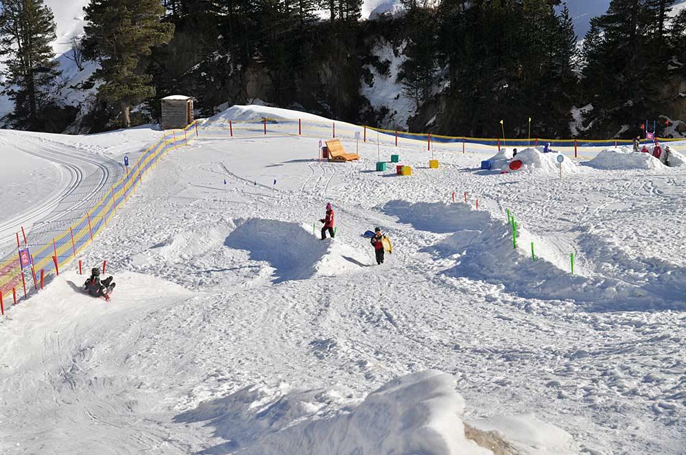 Luftaufnahme des Schneespielplatzes Vent mit mehreren Kindern