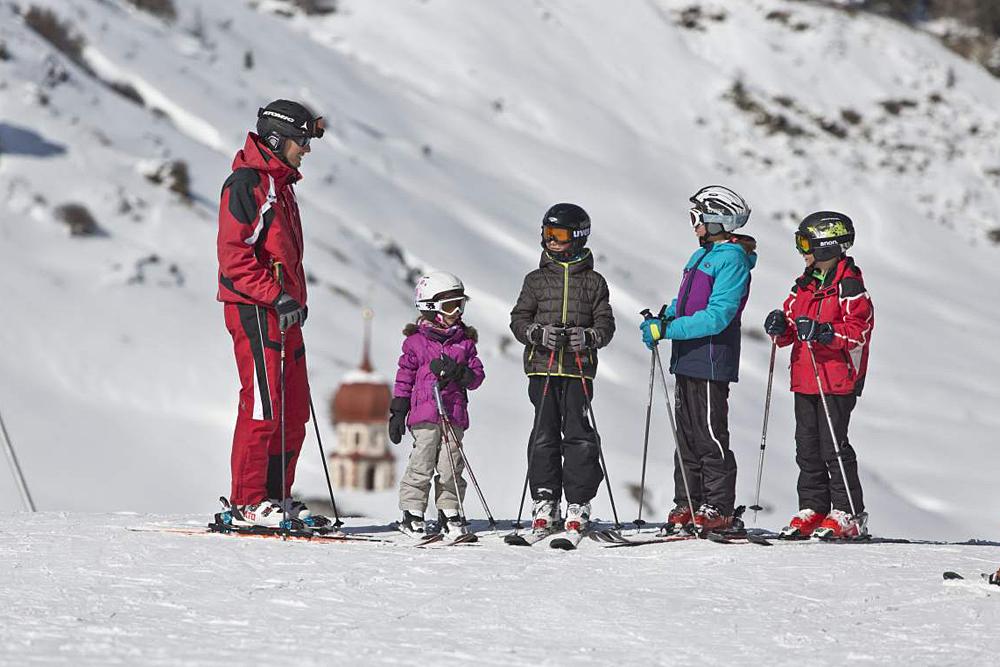 Skilehrer mit einer Kindergruppe in Vent