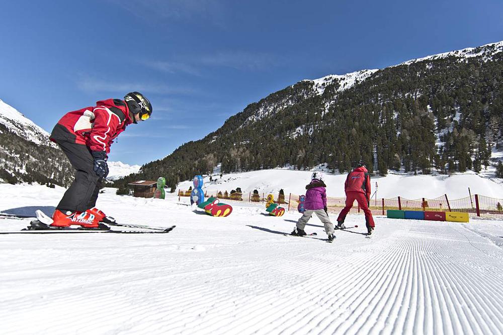 Kinder in der Skischule in Vent
