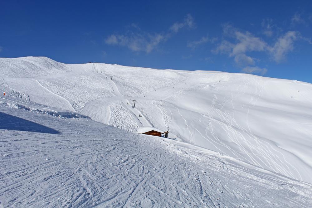 Blick auf eine Skipiste im Skigebiet Golzentipp