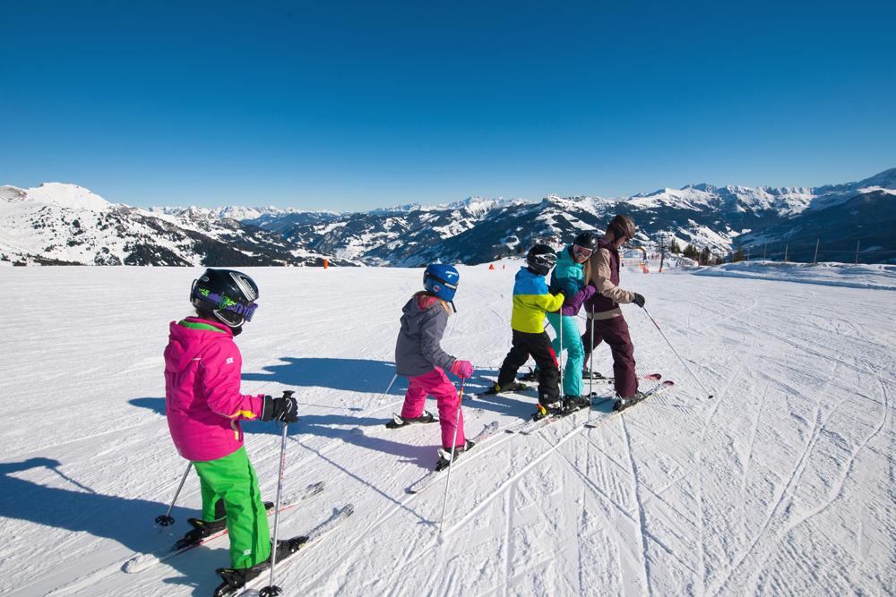 Familie beim Skifahren in Dorfgastein-Großarl