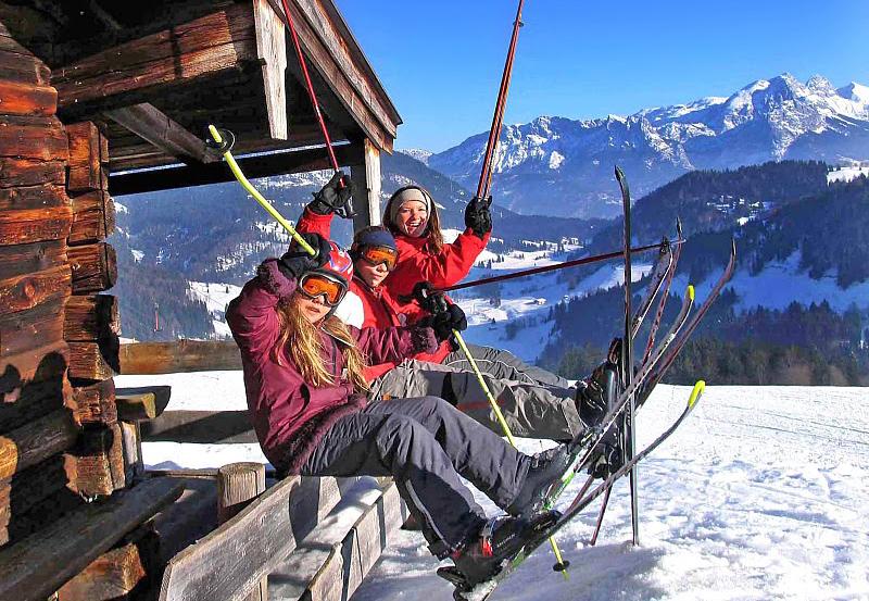 Skifahrer-Pause im Skigebiet Heutal