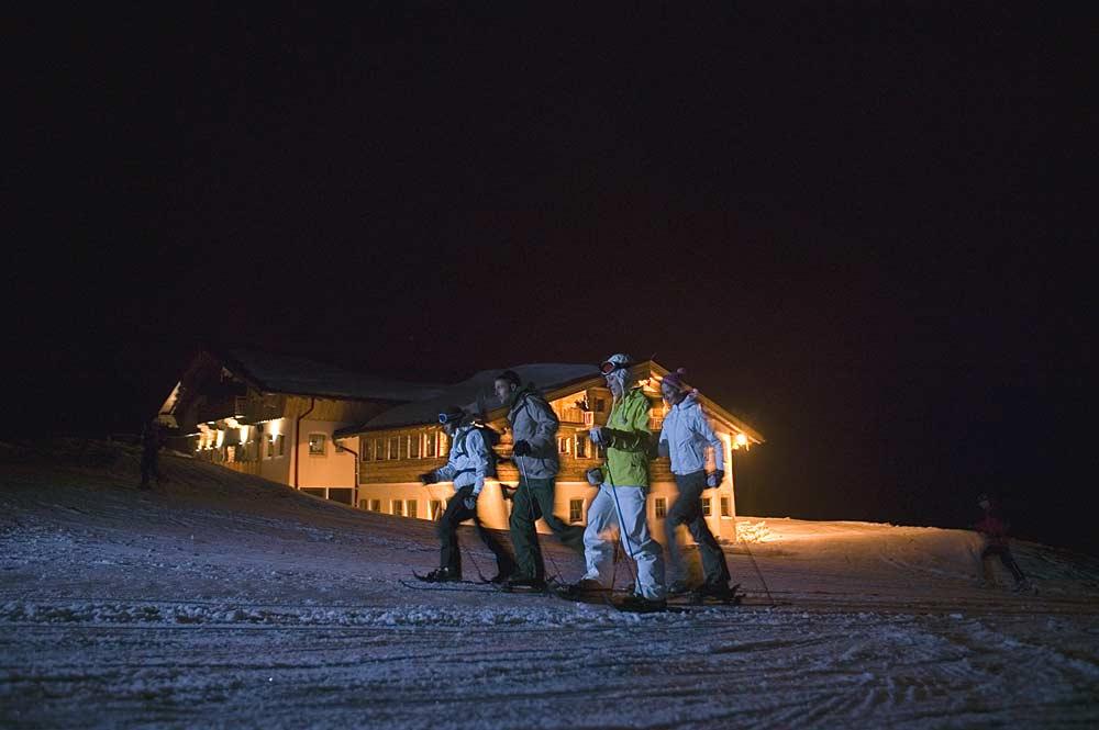 4 Schneetourengänger bei Nacht in Biberwier-Marienberg