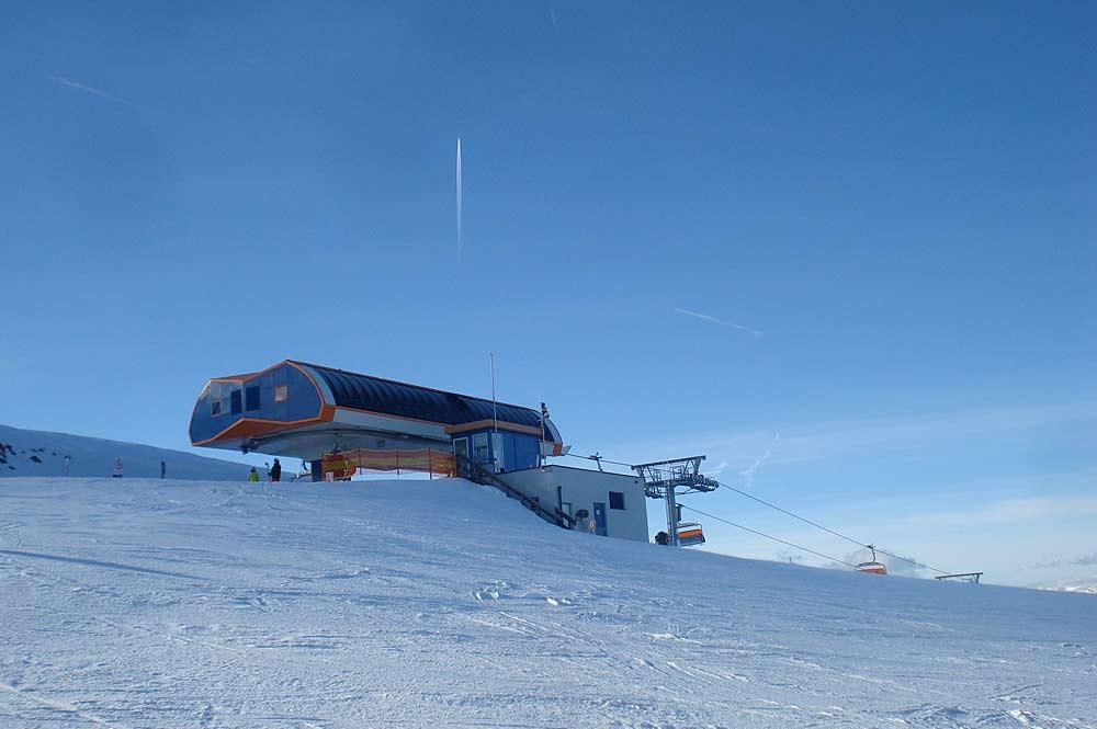 Blick auf die Bergstation der orangenen Sixpack Bahn am Kreischberg