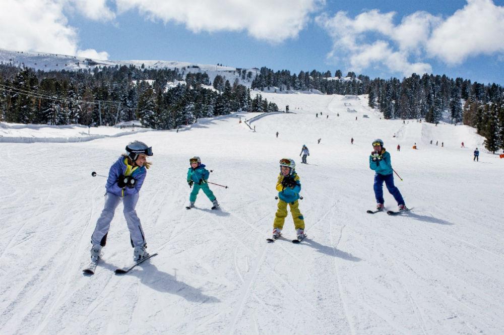 Skifahrer auf der Piste im Skigebiet Kreischberg